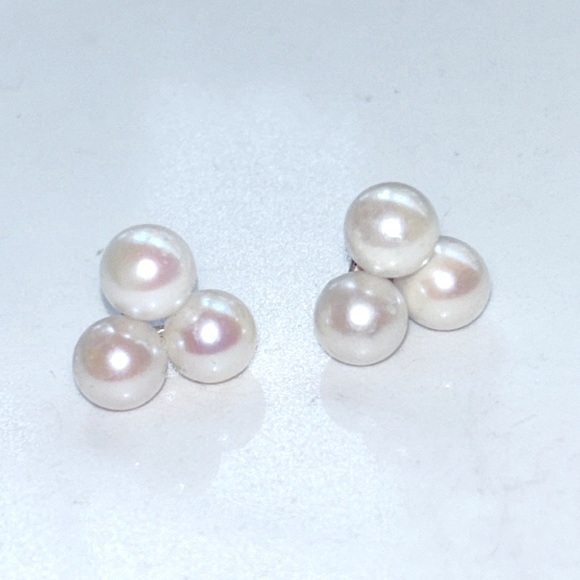 Jewelry - 14k solid gold Pearl triangular shaped earrings